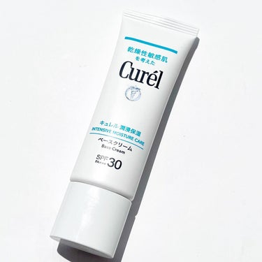 ✴︎

キュレル
潤浸保湿　ベースクリーム
SPF30 PA+++
（医薬部外品）

3月4日にリニューアル発売となったアイテム。

肌荒れ・カサつきをくり返しがちな乾燥性敏感肌に、セラミドケア*1 できる肌きれい見せベース！

☑︎消炎剤配合で肌荒れを防ぐ

☑︎保湿成分(セラミド機能成分*2、ユーカリエキス、アスナロエキス)配合で、夕方まで潤いが続く

☑︎素肌を活かしてトーンアップ(光拡散によるメイク効果)

☑︎化粧下地としても使える

*1：セラミドの働きを補い、潤いを与える
 *2：ヘキサデシロキシＰＧヒドロキシエチルヘキサデカナミド

〰︎

リニューアルしたばかりのキュレルのベースクリーム。

重さを感じないしっとりと濃厚な使い心地。

濃厚だから伸びが悪いとかはなく、スルスルと塗れます。

べたつかず、すべすべマットな仕上がり。

香りはありません。

UVケアと白くなりすぎない自然なトーンアップ（光拡散によるメイク効果）が両立できて、さらにキュレル！🤍
とても使い心地が良いです🥰

チューブの先が細くなっているので欲しい量を出しやすいのも◎

SPF30 PA+++なのでレジャー等には少し物足りないですが、日常使いにはぴったり☀️

30gと大きすぎないので持ち運びにも便利。
手の甲など日にさらされる部分にササッと塗り直せるので重宝しています。

花王株式会社さまより提供していただきました、ありがとうございました♡

#キュレル　#夕方まで肌きれい見せベース 　#潤浸保湿　#PR #ベースクリーム #日焼け止め #スキンケア #セラミド #スキンケア好きさんと繋がりたい #コスメ好きな人と繋がりたい #春のUV対策  #正直レビュー  #揺らぎ肌ケア の画像 その0