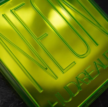 Huda Beauty Neon Obsessions Pressed Pigment Paletteのクチコミ「よく見かける激安パレットの元ネタはこちら💁‍♀️
----------------------.....」（1枚目）