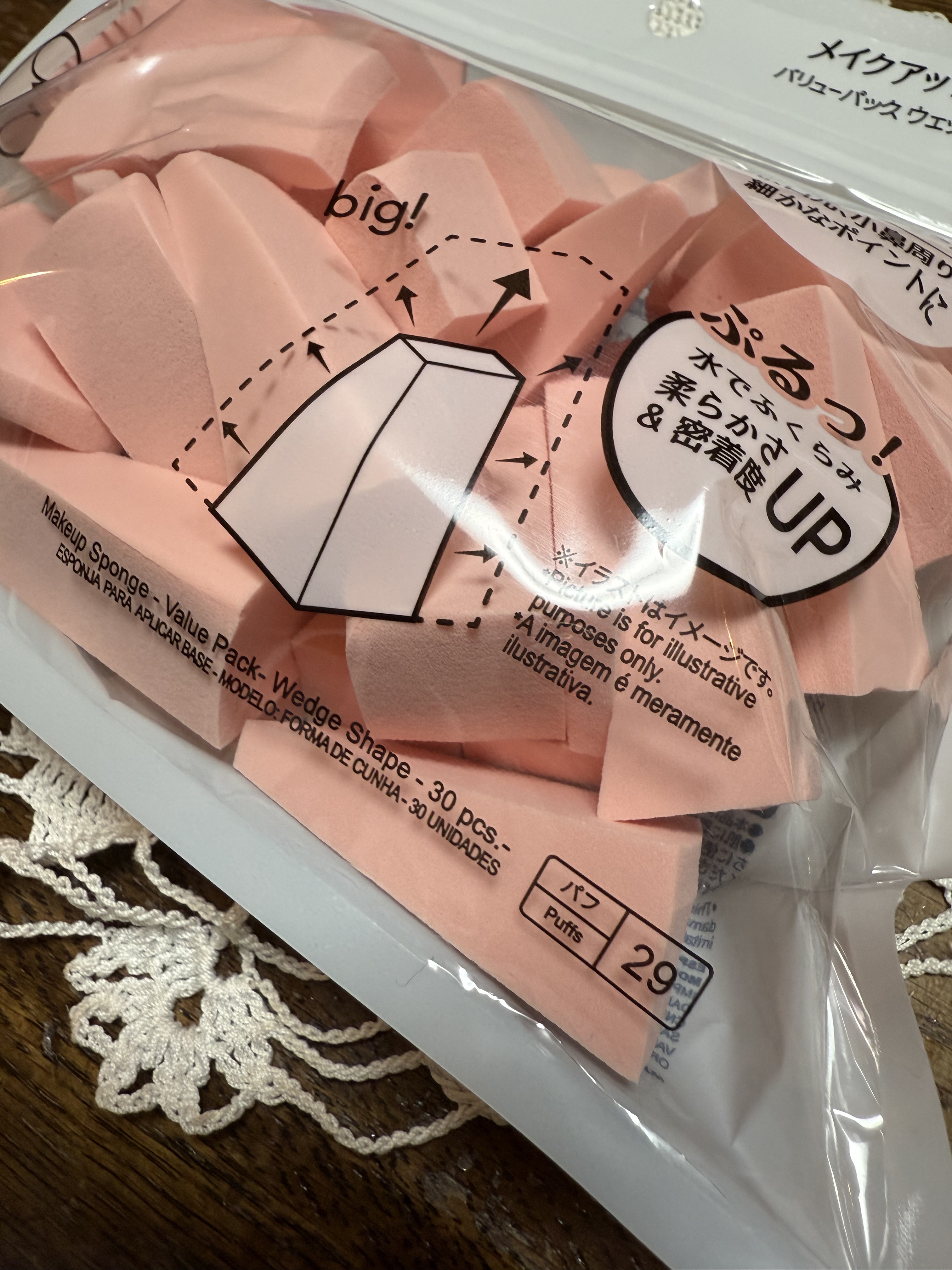 メイクアップスポンジ(バリューパック ウェッジ型 30個)/DAISO/パフ・スポンジを使ったクチコミ（2枚目）