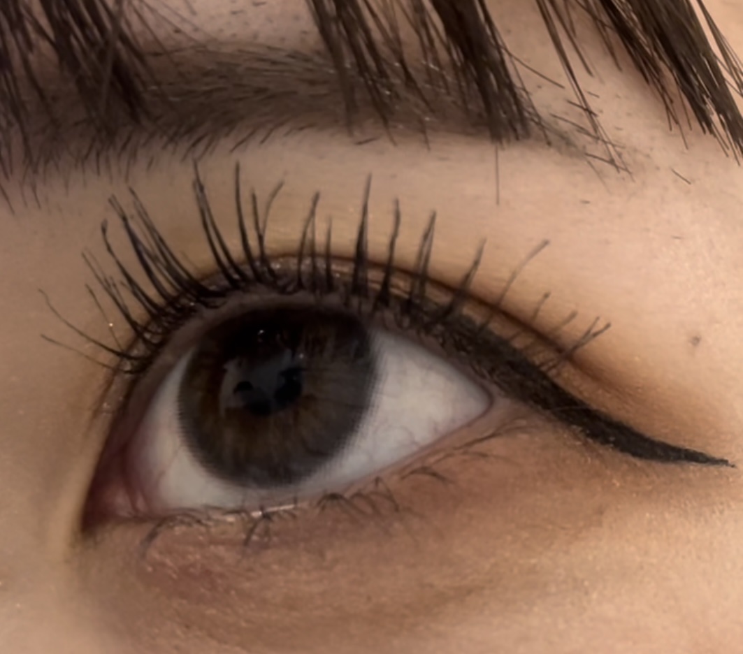 CAROME.リキッドアイライナーブラック
これはもう何回リピ買いしてるかわからないくらい何本も買ってます！

なんといっても描きやすいし落ちない！ 
太い線も細い線も描きやすい！
書いてすぐなら年俸でとれるから修正可能！
ただ数分経つと密