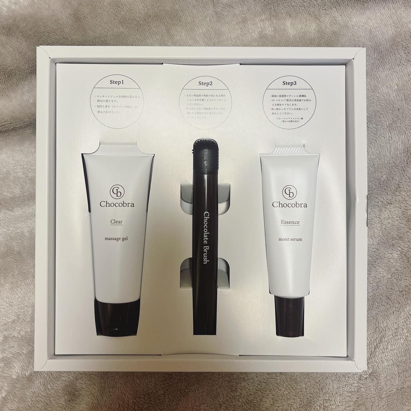 日中はUVケアや外的な汚れでクレンジングでも落とし切れてなかった蓄積した汚れが、ほんの〜りあったかくなるジェルを専用のブラシで優しくマッサージすると汚れをかき出してくれて、すっきり小鼻になります😍💕

黒ずみを取った後は美容液でしっかり