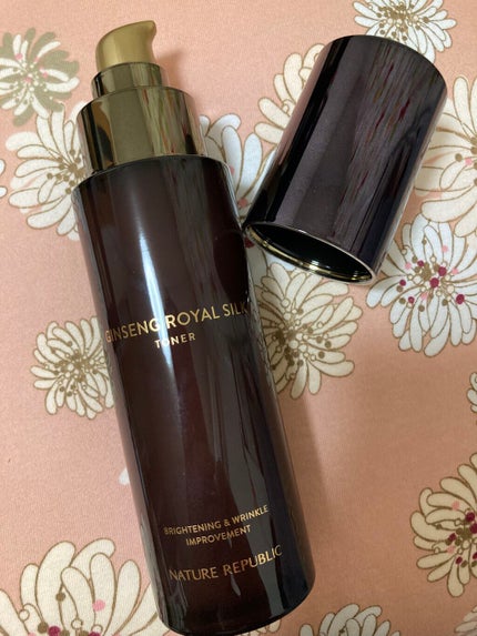 ネイチャーリパブリック ジンセンロイヤルシルクトナーのクチコミ「デパコスに負けない!というキャッチフレーズに惹かれて購入。
韓国コスメにしたらお高めかも。
.....」(1枚目)