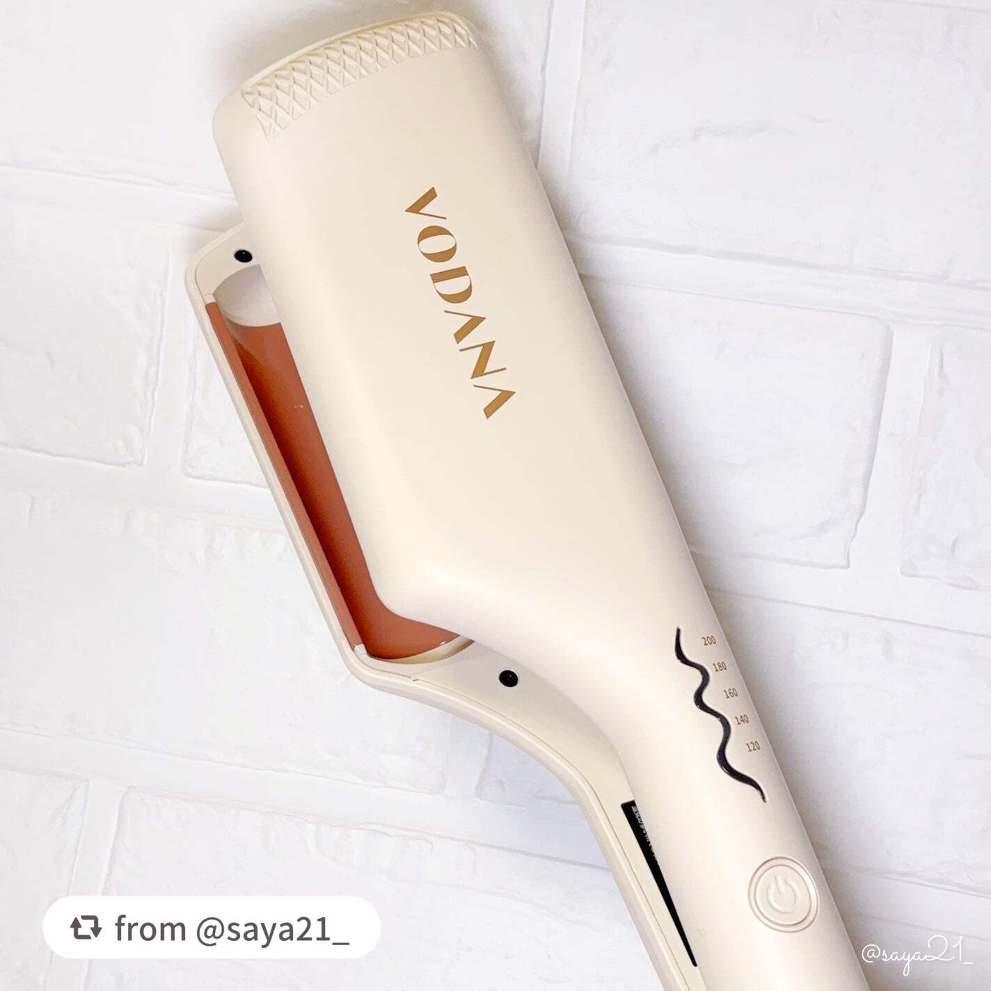 レビューありがとうございます✨🎀
皆さんも簡単ウェーブアイロンでトレンドのワッフルヘアにしませんか？💗

【saya21_さんから引用】

“挟むだけでふわふわウェーブヘアが簡単に出来ちゃう🥹💗

⚜️VODANA
トリプルフローウ