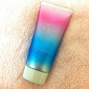 スキンアクア トーンアップUVエッセンス
SPF50+ PA++++

日焼け止めは他に持っているのですがどうしても欲しくて購入しました笑

3枚目の写真が塗っている方で4枚目が塗っていない方ですが写真