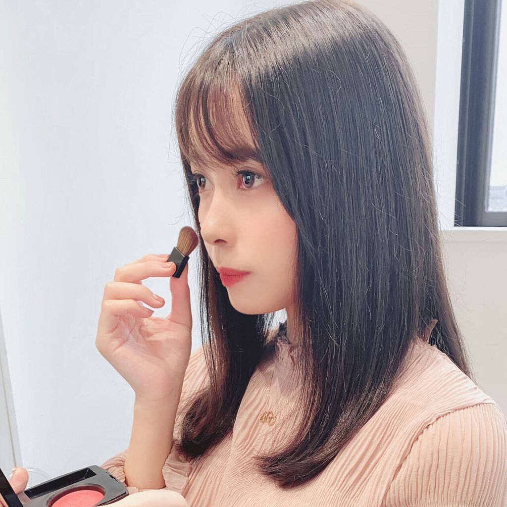 メイクをしている女性