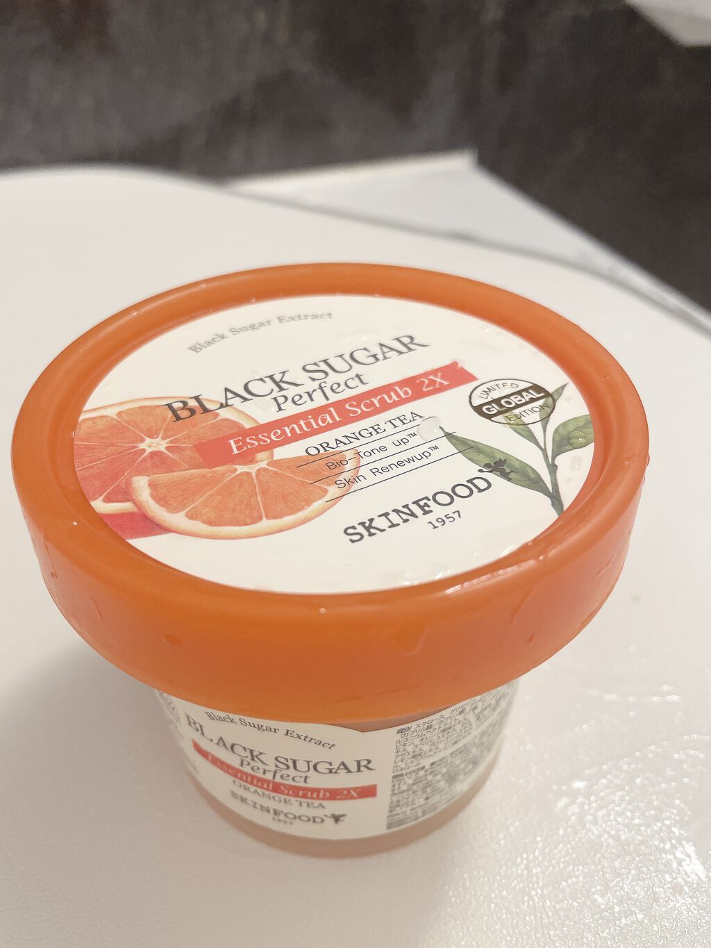  ブラックシュガー パーフェクト エッセンシャルスクラブ 2X オレンジティー/SKINFOOD/スクラブ・ゴマージュを使ったクチコミ（1枚目）