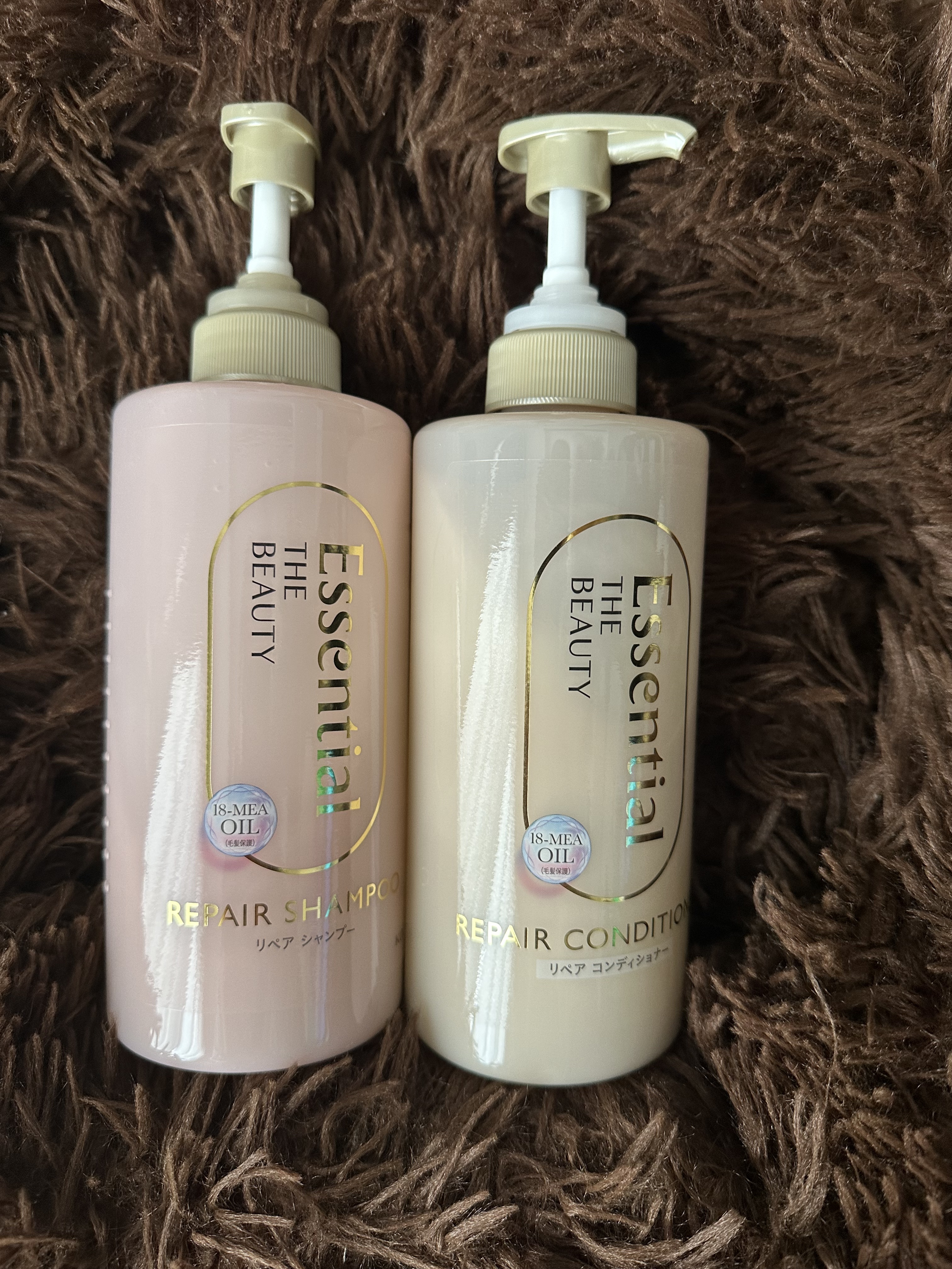 こんにちは😉


今回はエッセンシャル様より
「エッセンシャルリペアシャンプー・コンディショナー」をいただきました！

まずはポイントから︎✧︎
①11種類のアミノ酸成分配合。髪内部とキューティクルのW補整。
②美髪のベースメイク処方！毛