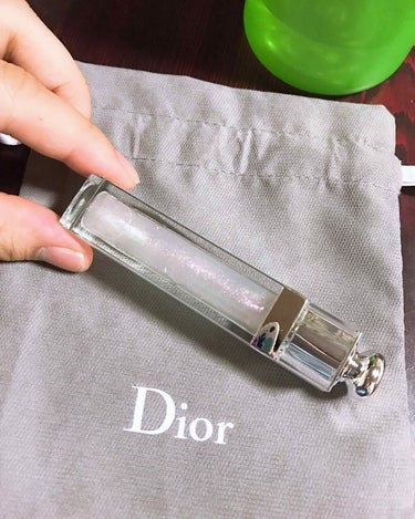 DiorのグロスをGETしました❣️

透明感のあるグロスで
口にぴったり密着してくれます。
長時間メイク直しができない時にでも
これを塗っとくとずっと
口がぷるつやになります✨
細かいラメがたくさん入