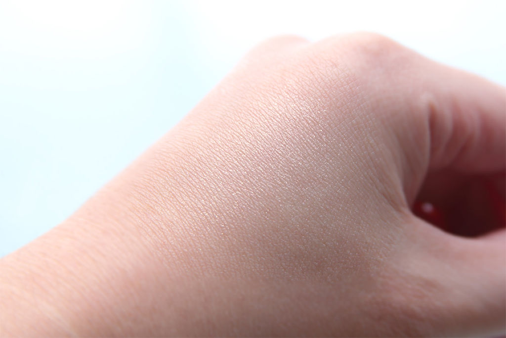 エクスボーテ CCクリスタルハイライトのクチコミ「角度を変えながらみると、
キラキラ ラメが輝いていて綺麗です。

バームみたいな固さがあ.....」（3枚目）