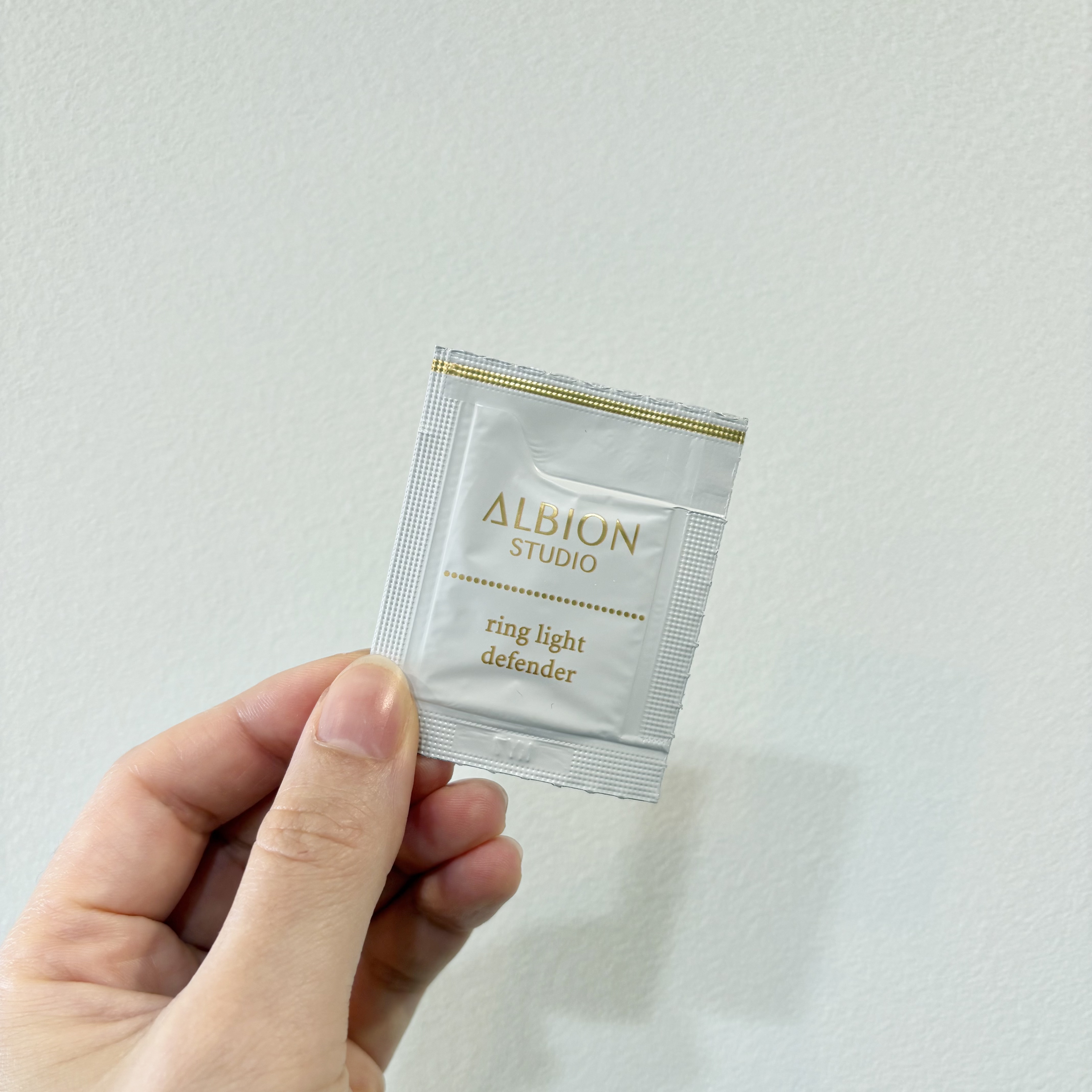 ALBION
アルビオン スタジオ  リングライト ディフェンダー

ベースとしても、
ファンデーションの代わりとしても使える！

光とツヤを肌に与えて
みずみずしいお肌の仕上がりにしてくれる♡

明るい肌に魅せたい人に◎

#ALBION