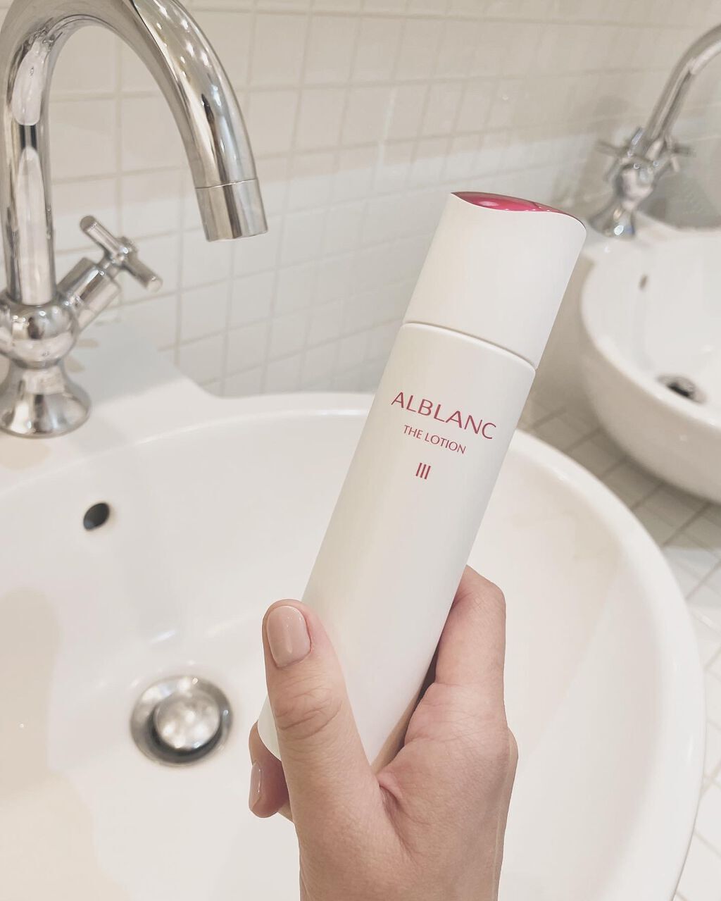 リピート率67%の人気シリーズ。日本初の新成分配合でリニューアルと聞いて久しぶりに使ってみました。

手の上ではトロっと重みがあるのに、肌に乗せるとスーっと瞬時に馴染んで、化粧水だけでも肌がプルンプルンになります。



メラニンの生成を抑