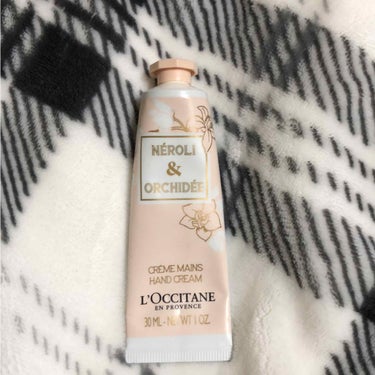 ✨L'OCCITANE ✨
🌙オーキデ プレミアムハンドクリーム🌙

良いところ👍
・とにかくいい匂い🌸
・長く匂いがもつ
・テクスチャーがサラサラとしている

悪いところ👎
・いい匂いだけどちょっと強