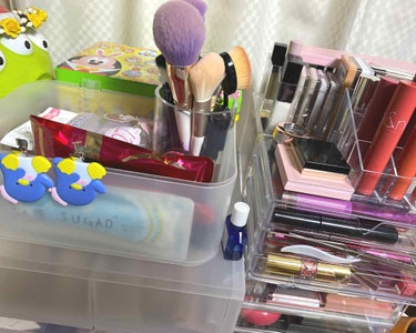 れいな on LIPS 「【コスメ収納ベース編】コスメが溢れかえっててまだ収納しきれてい..」（1枚目）