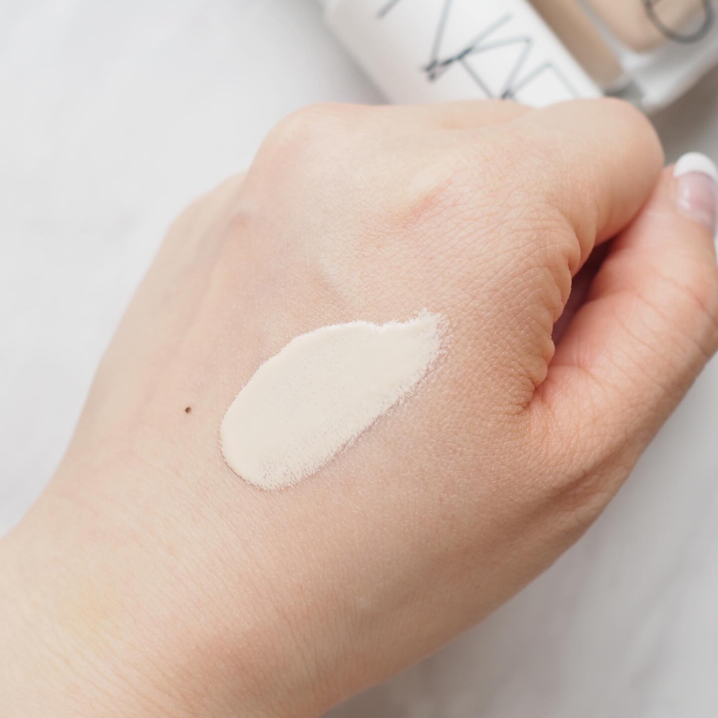 ライトリフレクティング　トーンアップヴェール/NARS/化粧下地を使ったクチコミ（2枚目）