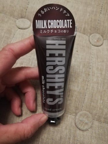 粧美堂　HERSHEY'S  ハーシーハンドクリーム
ミルクチョコの香り

うるおいハンドケア
パッケージと香りで購入💕
香りはとってもいいです
うちの手はかなりガサガサやからしっとり感がほしいから少し