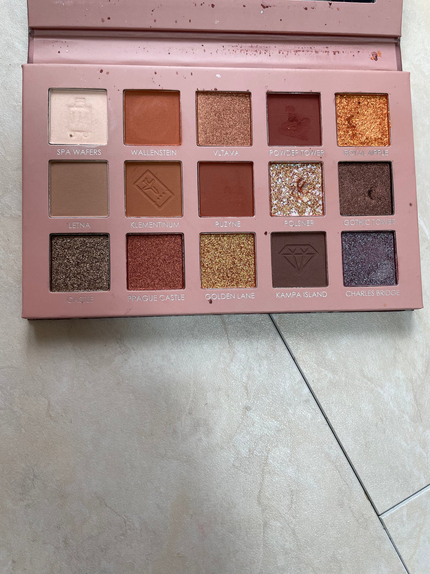 くーちゃん∩^ω^∩ on LIPS 「最近使っているコスメ用品❣️アイシャドウパレットプラハFoca..」(3枚目)