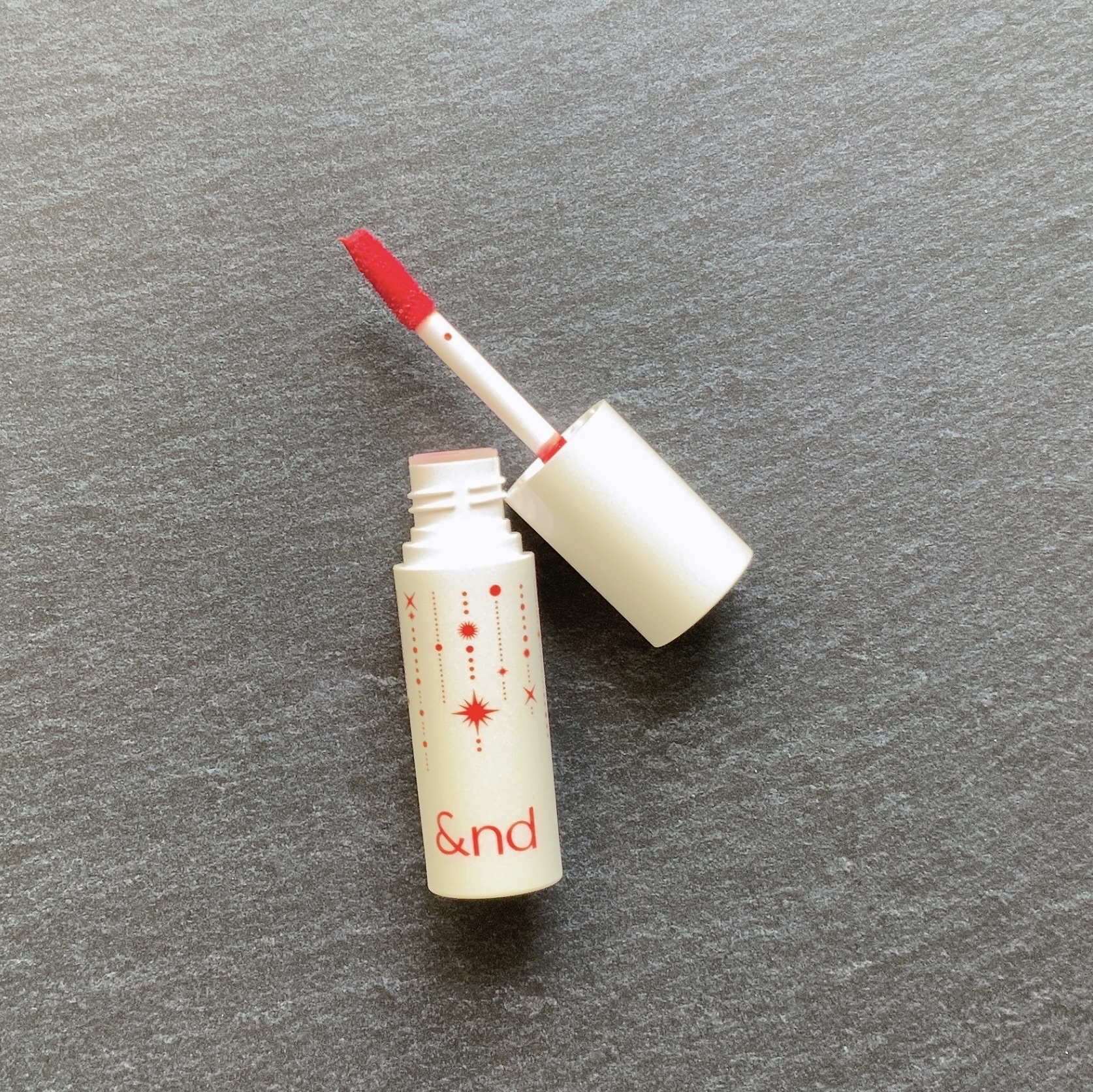 アンドバイロムアンド　グラッシーボムティント HL01 RED FLAKE/&nd by rom&nd/リップティントを使ったクチコミ（1枚目）