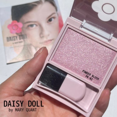 LDK the Beauty ６月号でベストバイ1位に選ばれた
DAISY DOLL by MARY QUANT
パウダーブラッシュ PK-02 ライラックピンク

ライラックってめっちゃ可愛いけど、
私似合わないんじゃ、、？って思ったんだけど、
思いの外全然平気！！

スウォッチもめっちゃ可愛くて😍
ツヤツヤのチーク。
しっとりしていて、肌馴染みもいいよ！

ピンクメイクにもピッタリ！！
パケも可愛いし気に入った〜🙌🏻

全部で5色あって、ハイライトやシェーディングにも使えるカラーもあるよ！

#パウダーブラッシュ #デイジードール  #推しコスメを語ってPLになろう  #新作コスメ徹底レビュー  #生涯推しアイテム の画像 その1