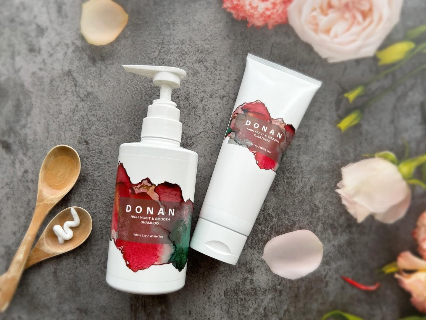 トュルントュルン髪へ♪ DONAN HIGHMOIST & SMOOTH SHAMPOO(350ml) & TREATMENT(230g)
 
パケがおしゃれすぎて素敵なこちらは、
有名美容師エザキヨシタカさんと共同開発された
サロンクオリ