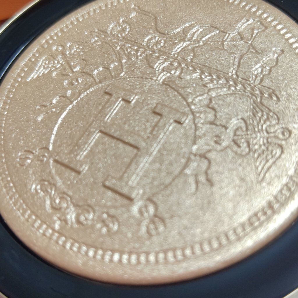 プードル オルフェーヴル フェイス＆アイ イルミネイティングパウダー/エルメス/プレストパウダーを使ったクチコミ（2枚目）