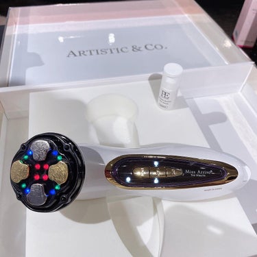 先日、ARTISTIC&CO. 様のイベントに参加してきました😊🌷

美顔器のエルメスと呼ばれる“Miss Arrivo THE WRAITH” を体験✨

Miss Arrivoシリーズの最上位機種な