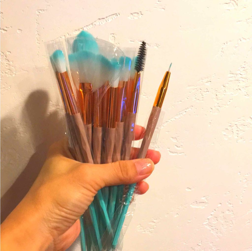 various_things888 on LIPS 「Amazonで、メイクブラシセット(20本セット)を購入。90..」(1枚目)