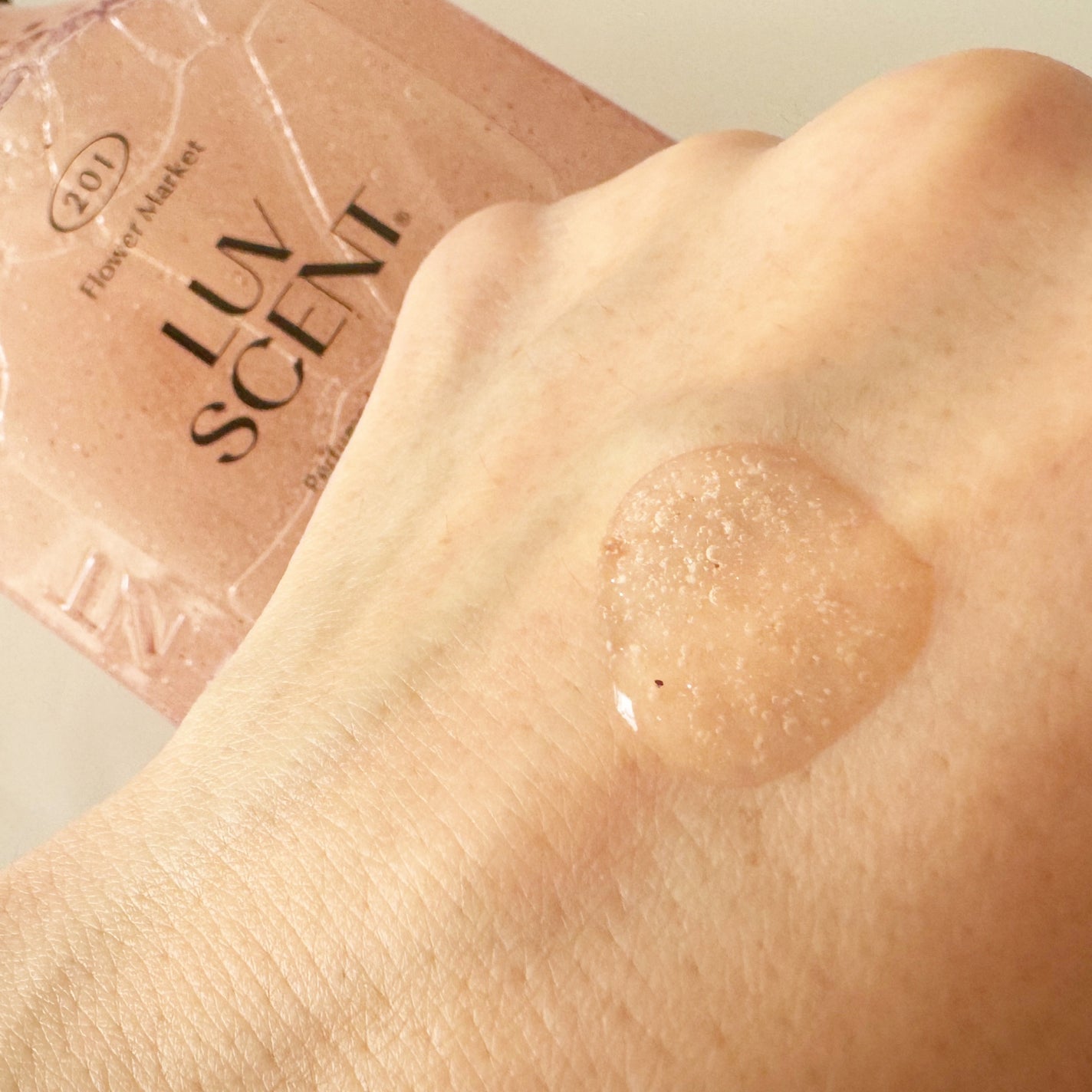 スクラブボディウォッシュ フラワーマーケット ホワイトチューリップ/LUV SCENT/ボディスクラブを使ったクチコミ(3枚目)