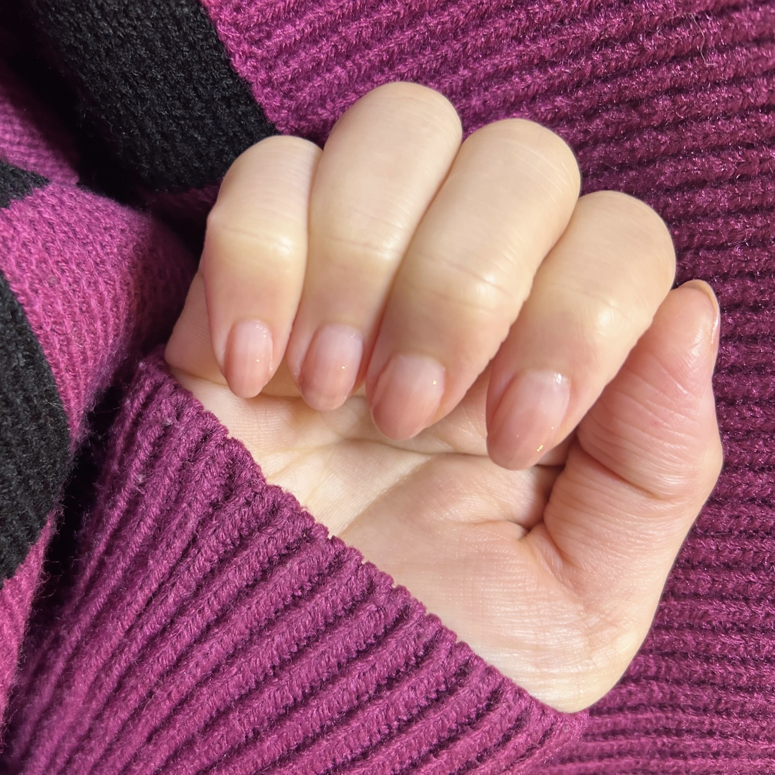 限りなく素爪に近いグラデーションネイル。


ちふれの614をベースに一度塗り
ネイルホリックRO603を爪の中央からグラデーションになるように重ね塗り

ネイルホリックに繊細なパールラメが入ってるからお上品に仕上がる！


ぱっと見だとネ