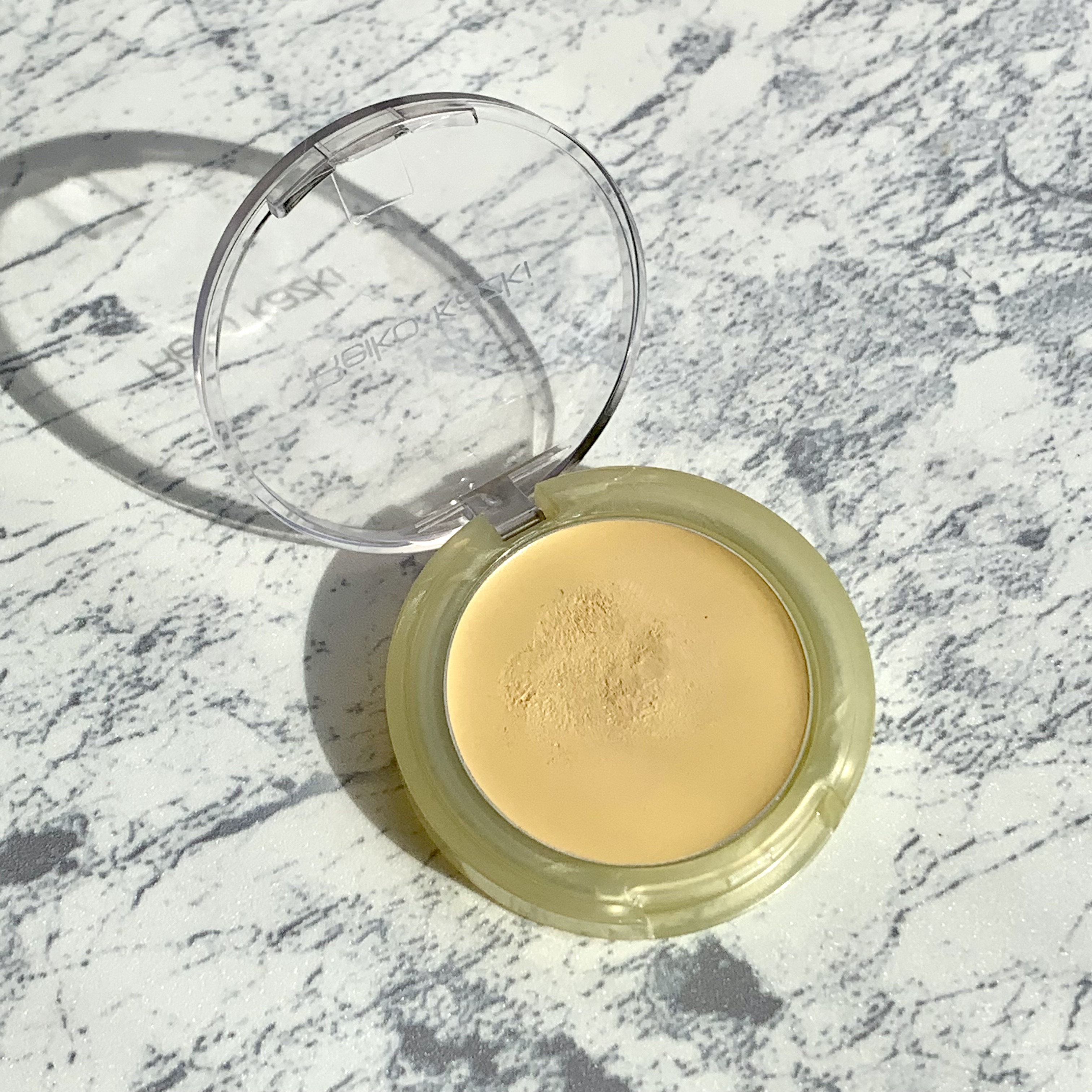 かづきれいこ カバーリングファンデーションのクチコミ「茶クマ消しに有効な色はイエロー。
コンシーラーのように使える製品を探していて見つけたのがこちら.....」（2枚目）