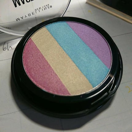 MAYBELLINE NEW YORK マスターフェアリー ハイライターのクチコミ「レインボーみたいなかわいいハイライター!
パフ付き
遊園地とか行くには最適と思います
4色.....」(1枚目)