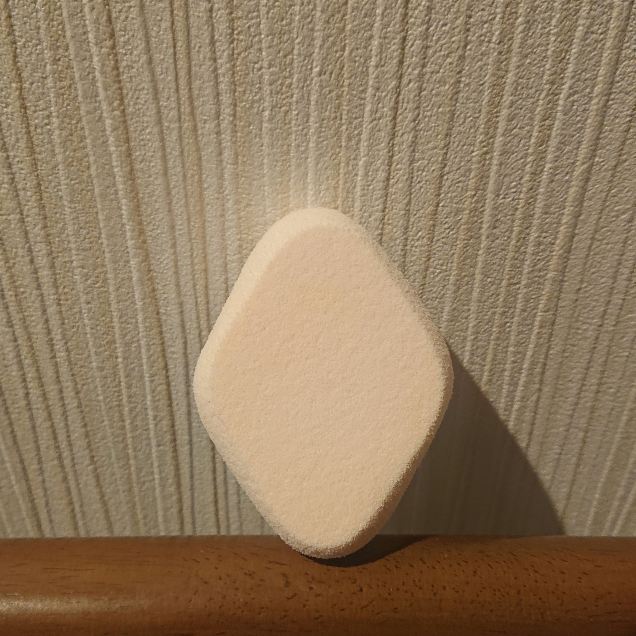 【使った商品】ロージーローザシフォンタッチスポンジN ダイヤ型
【商品の特徴】シフォンのように軽やかなやわらかさのメイクアップスポンジ パウダーファンデーションはもちろん、リキッドファンデーションやコンシーラーにもお使いいただけます 丸みの