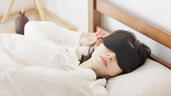 アイマスクをしてい寝ている女性