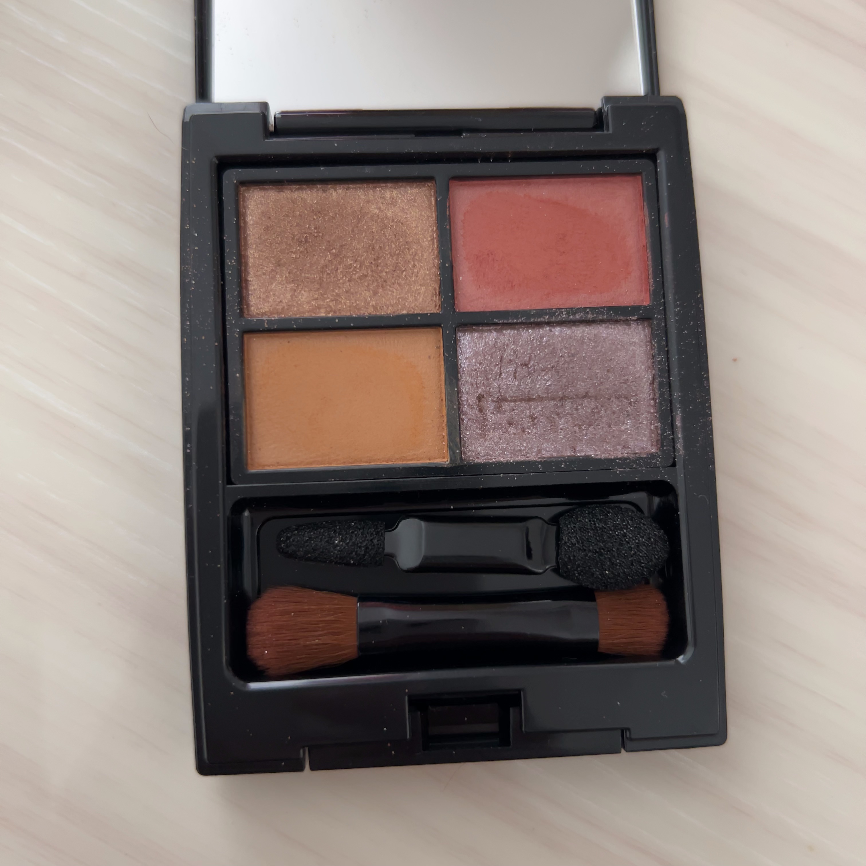 ミネラルクラッシィシャドー/エトヴォス/アイシャドウパレットを使ったクチコミ（2枚目）