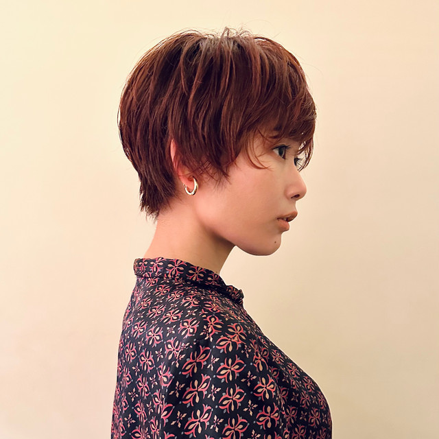 シースルーバング×マッシュショートの女性