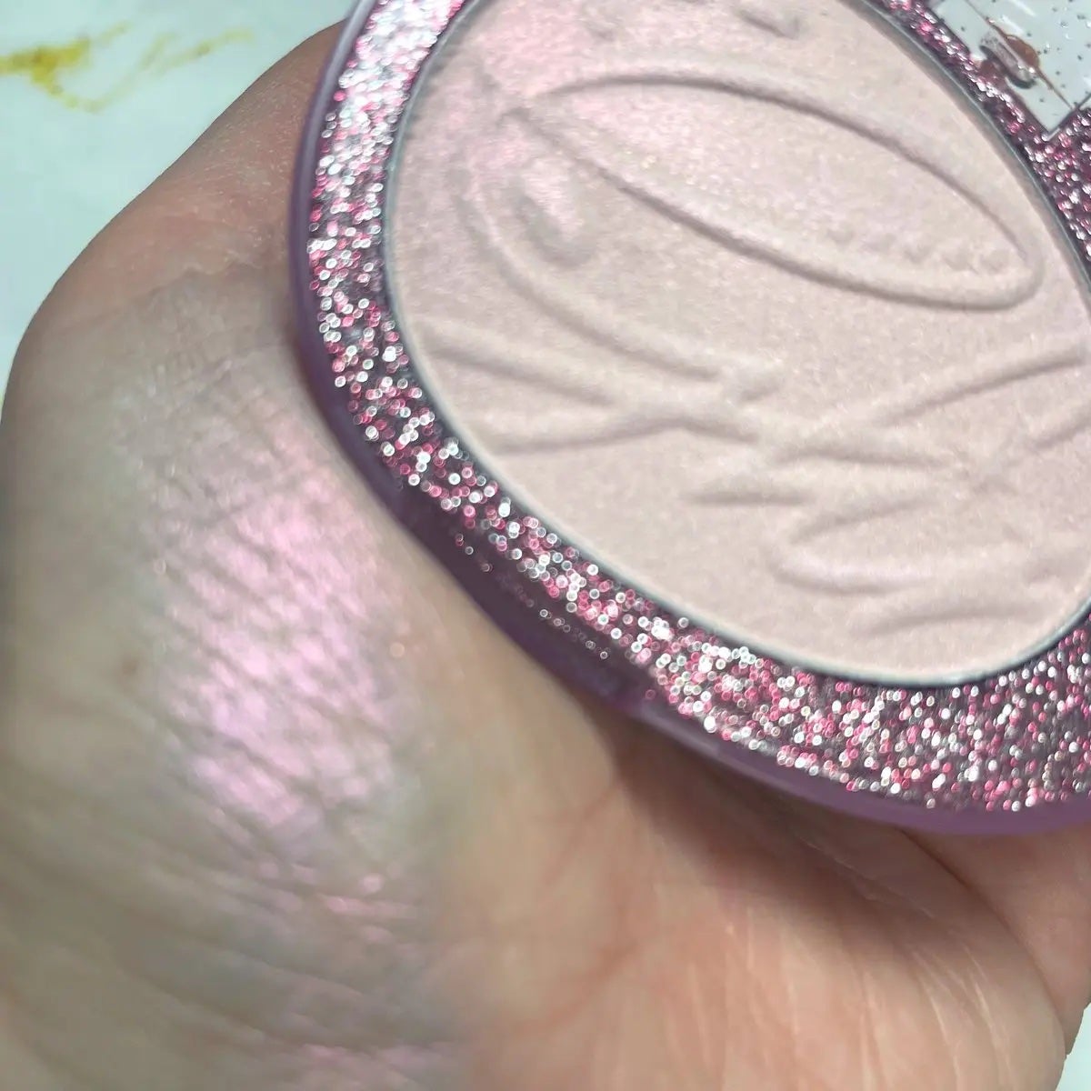 フィー グリッツストーンハイライター/fwee/パウダーハイライトを使ったクチコミ(2枚目)