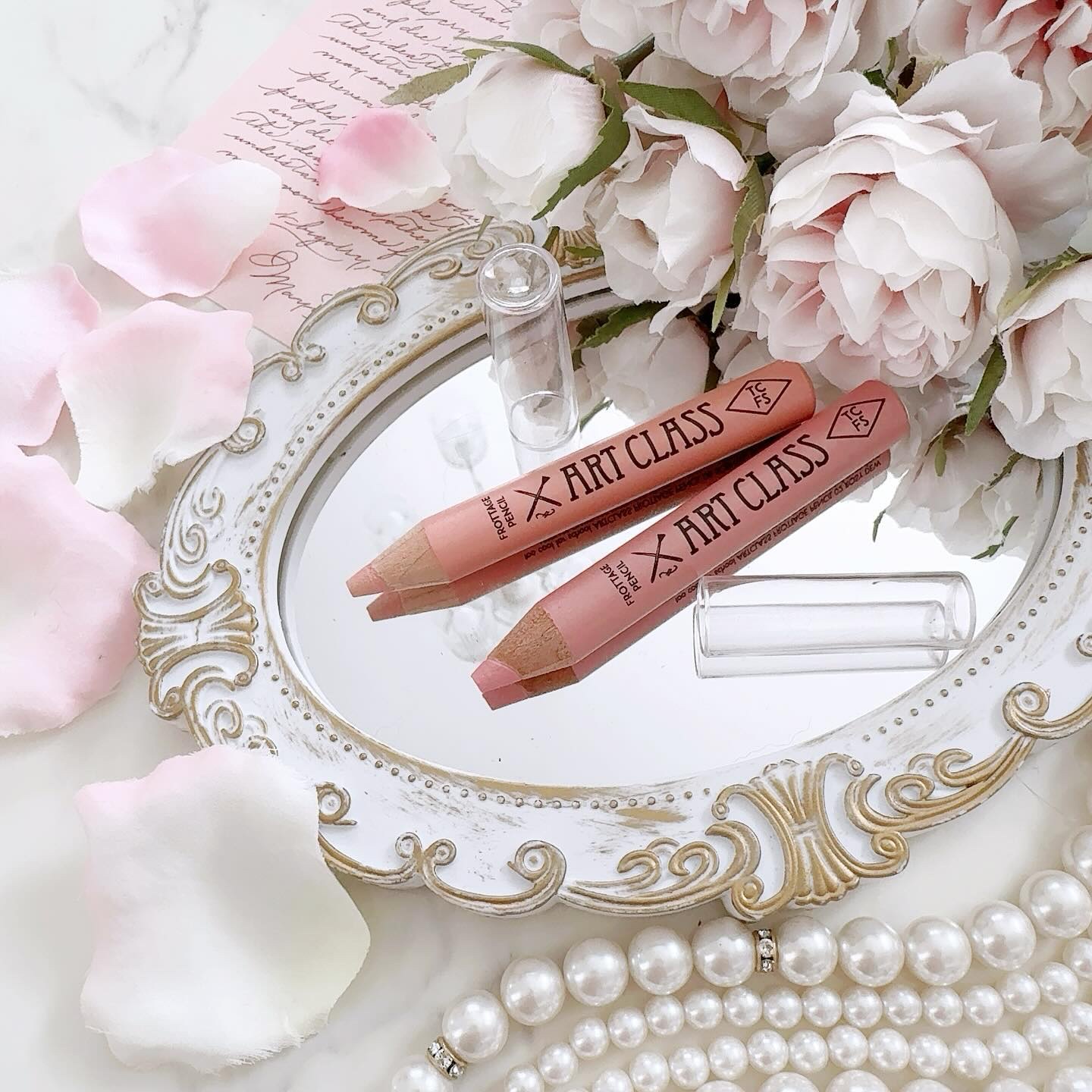 ♡Newin♡
ずっと気になってたアイシャドウペンシル✏️
K-POPアイドルが愛用して話題になってて、
韓国ではめちゃくちゃ人気でなかなか手にはいらないみたい。

┈┈┈┈┈┈┈┈┈┈┈┈┈┈┈┈┈
プロタージュペンシル
2 ROSY D