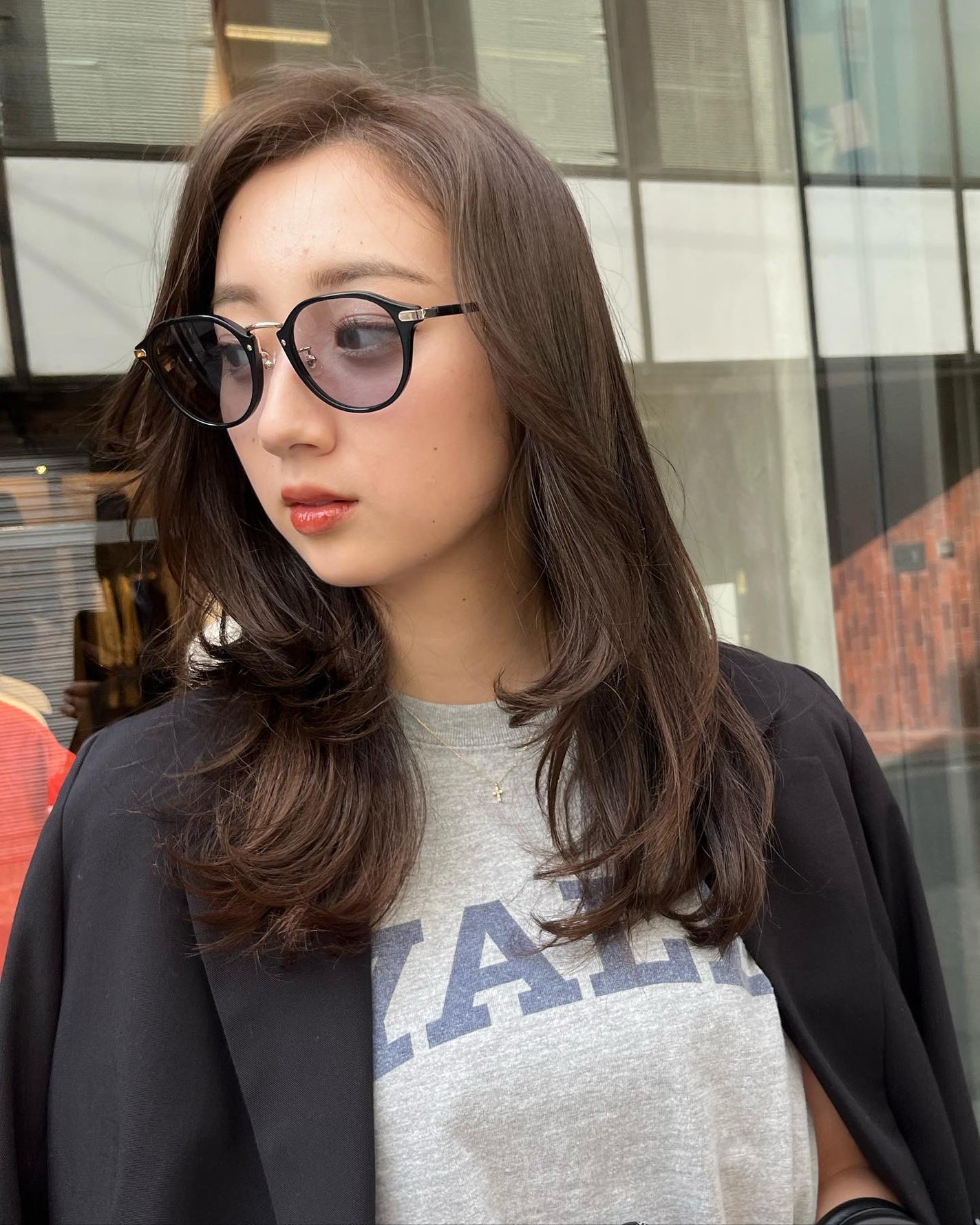 HARUNA on LIPS 「.肌馴染みの良いカラー✨☀️.今回の色はほんのり明るく、オリー..」(5枚目)