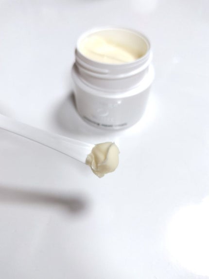 アルージェ ホワイトニング リペア クリームのクチコミ「硬めのテクスチャーで、スパチュラを逆さまにしてもそのままの状態です😳
肌にのせると体温から溶け.....」(3枚目)