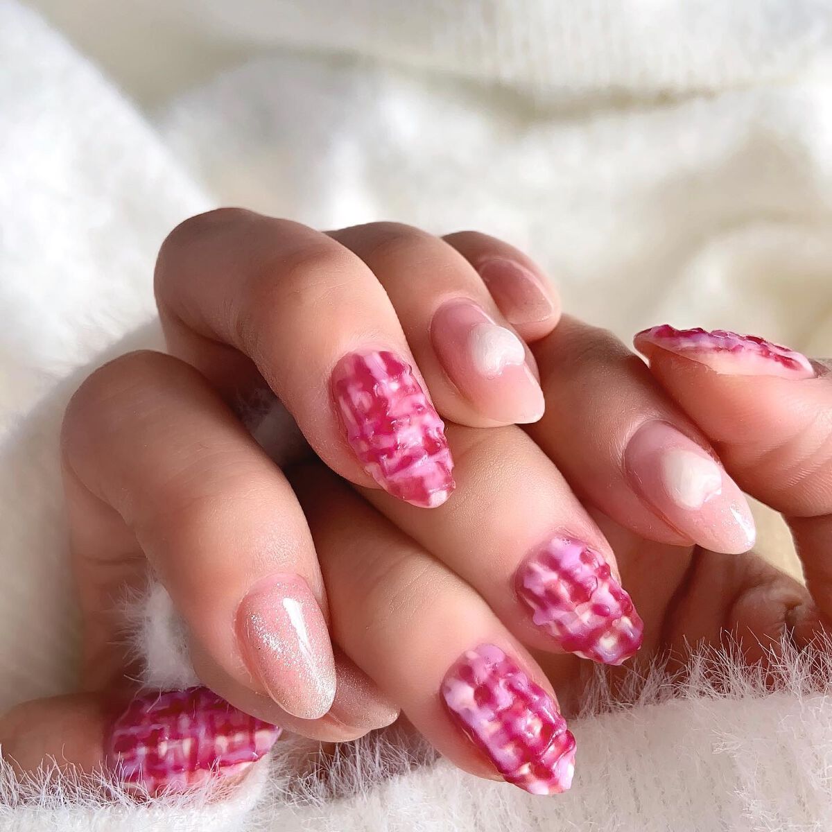 おんぷ on LIPS 「ピンクツイードネイル💅寒くなってきたから冬っぽくしたよ⛄️..」(3枚目)