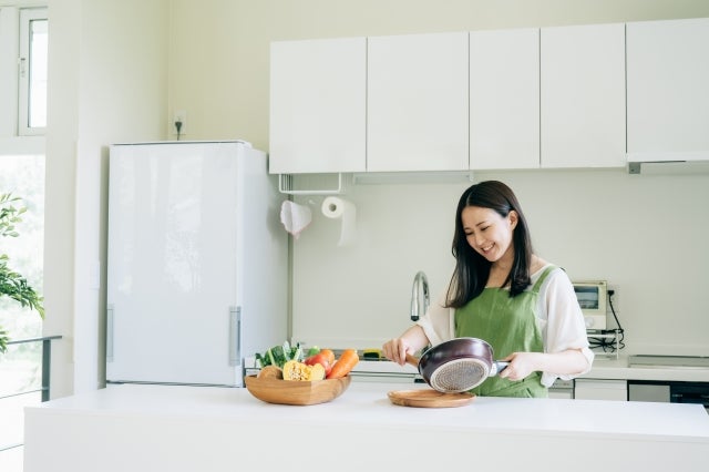 料理する女性