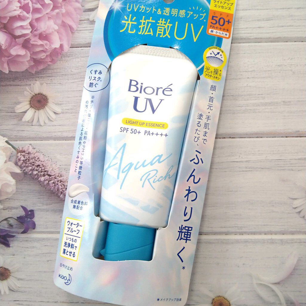 【使った商品】
ビオレUV アクアリッチ ライトアップエッセンス
【商品の特徴】
微細なパール？ラメ？でトーンアップしてくれる
【使用感】
自然にトーンアップして艶肌に
持ちは普通でファンデとの相性も良かったです
【良いところ】
綺麗にトー