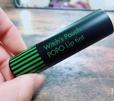 Witch's Pouch  POPO Lip tint R03

見た目は驚くくらい黄緑ですが、塗ってみるとじわ〜っとピンクへ変わっていく、変色リップです💄

とても発色がよく、乾燥をかなり防いでくれ