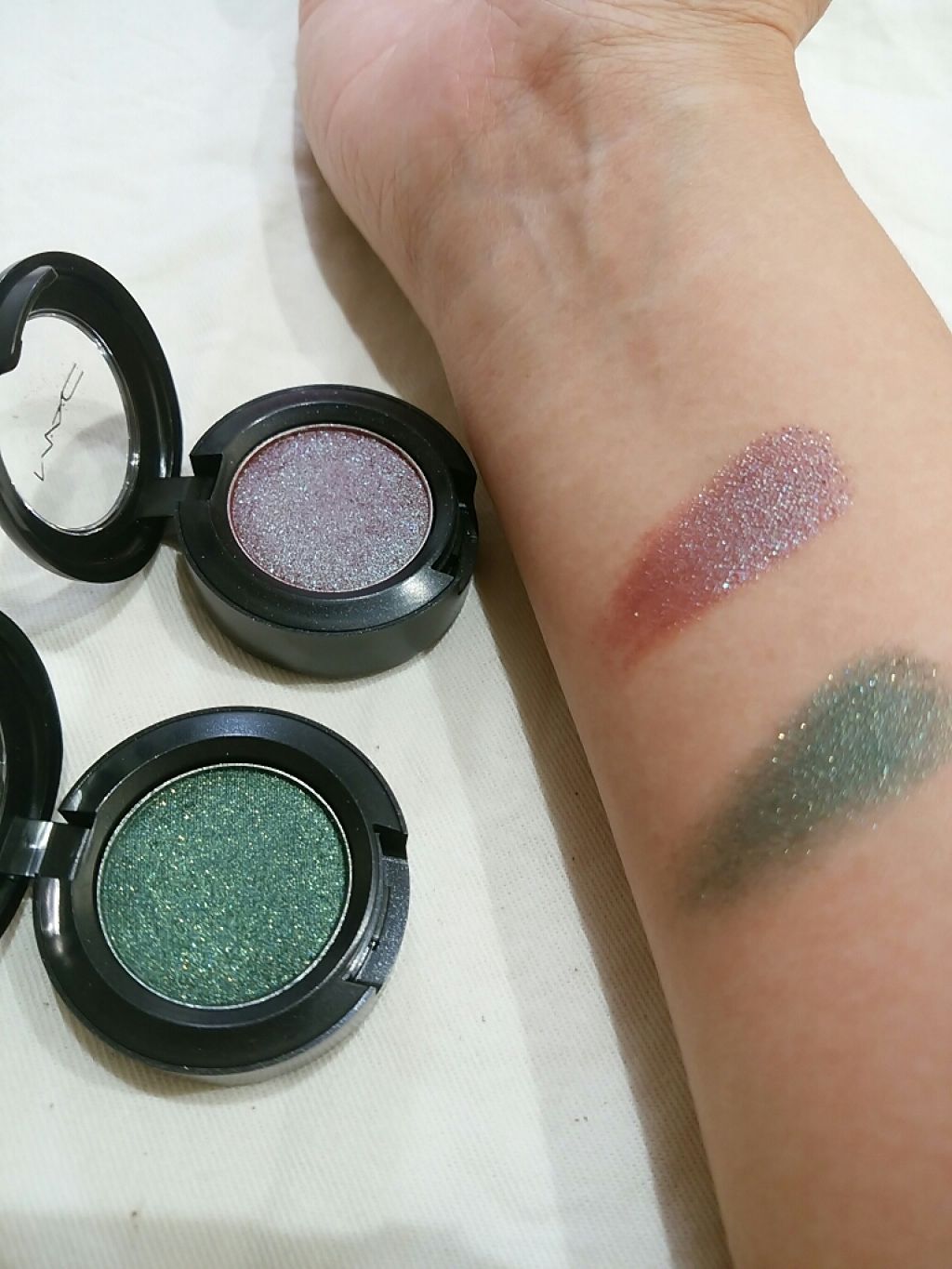 スモール アイシャドウ ザッツ ショウビズ ベイビー/M・A・C/単色アイシャドウを使ったクチコミ（2枚目）