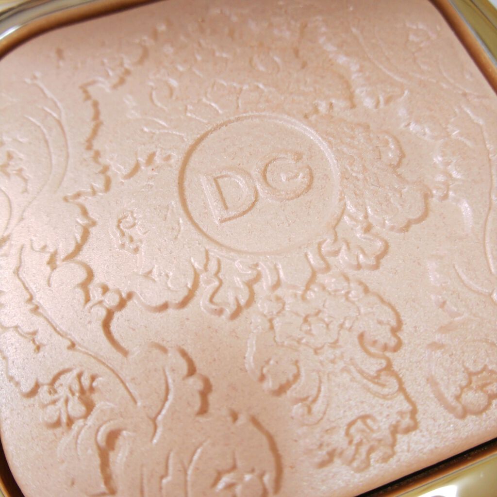 バロックライト ハイライティングパウダー/DOLCE&GABBANA BEAUTY/プレストパウダーを使ったクチコミ(2枚目)