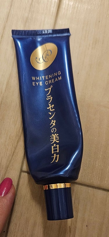 プラセホワイター 薬用美白アイクリーム
もう、何本目か分かりません！

目のクマが気になり、これが、一番効果が今のところ高いです！！🥰🥰

メリット
🟣お値段もプチプラでお安い
🟣コッテリしていて、留まる感じ
🟣深く浸透される
🟣蓋も滑りにくく、使いやすいサイズ
🟣パッケージがシンプルなのに高級感あり
🟣たるみ、エイジングケアにも

デメリットは見つかりせん！個人差は勿論あるでしょうが。　　
是非、クマがとくに気になる人は、継続してみて、優しくマッサージするように、目の横、瞼もくるくるしながら、塗って見てください。

１日に、目を酷使する仕事をしてるので、私はその度、指で温めながら、マッサージしつつ、塗っています。スマホやパソコン使う現代人には必須ですね📱💻️🙈💓
#プラセホワイター 薬用美白アイクリーム
#明色
#クマケア
#クマアイクリーム　
#アイクリーム
エイジングケア
#乾燥肌
#マッサージクリーム
#プチプラの画像 その0