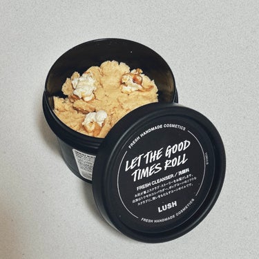 〈LUSH〉
洗顔料
毎日が晩餐

まさかのポップコーン入りの洗顔料です🤯🍿
見た目だけでなく、香りも焼き菓子を焼く前の生地みたいな、甘くて美味しそうな匂いがします🤤
(食べないように注意しましょう)
