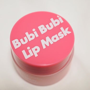✴︎

unpa(@unpa.japan)
Bubi Bubi Lip Mask

　unpa(オンパ)さんは、韓国の美容マニアの意見を元に、化粧品の研究・開発に取り組んでいるコスメブランド✨ オーラルケアやリップケア、それからスキンケアアイテムと様々な商品展開があってとっても気になってました🤍 今回は、Bubi Bubi Line の "Bubi Bubi Lip Mask" を使わせて頂いたのでレビュー致します✍️

…

シワ改善機能性化粧品の
リップマスク💖

抗酸化作用のあるエキスや
アデノシンを配合されています☺️

ピンク色のパッケージに
白色の文字が書かれているデザインと
ころんとしたサイズ感が可愛い💗

そんな外見と打って変わって
中を開けると黒😳

内蓋やスパチュラはついていないので
手持ちのものを使うか手で直接とるタイプ。

私は、使い捨てのリップブラシを使ったり
直接指でいったりしています。

見た目が黒くて最初はおお？って
思いましたが実際にすくって唇に塗り広げてみると
重たくない使用感でペタペタ、のっぺりしなくて
すごく使いやすくてびっくり🤍

色も唇にのせると透明に✨

それに、香りが見た目によらず(失礼🙏)
フルーツグミのようなフレッシュないい香り❣️

容量も９gと使い切りやすい量なのが嬉しいです✨

...

こちらのアイテム以外にも
様々な商品を販売されているので
気になる方はぜひチェックしてみてください🔍

私は、リップアイテムから離れますが
スキンケアアイテムが一番気になってます🤗✨

...

#unpa #オンパ #韓国コスメ #リップ #リップケア #リップバーム #韓国スキンケア #韓国コスメレポ #韓国スキンケアおすすめ #韓国スキンケアレビュー #韓国スキンケアレポ #正直レビュー #韓国 #韓国スキンケアおすすめ #韓国スキンケア好き #韓国コスメ好きな人と繋がりたい #美容 #美容垢 #美容垢さんと繋がりたい #美容垢さんフォロバします  #1軍アイテム の画像 その2