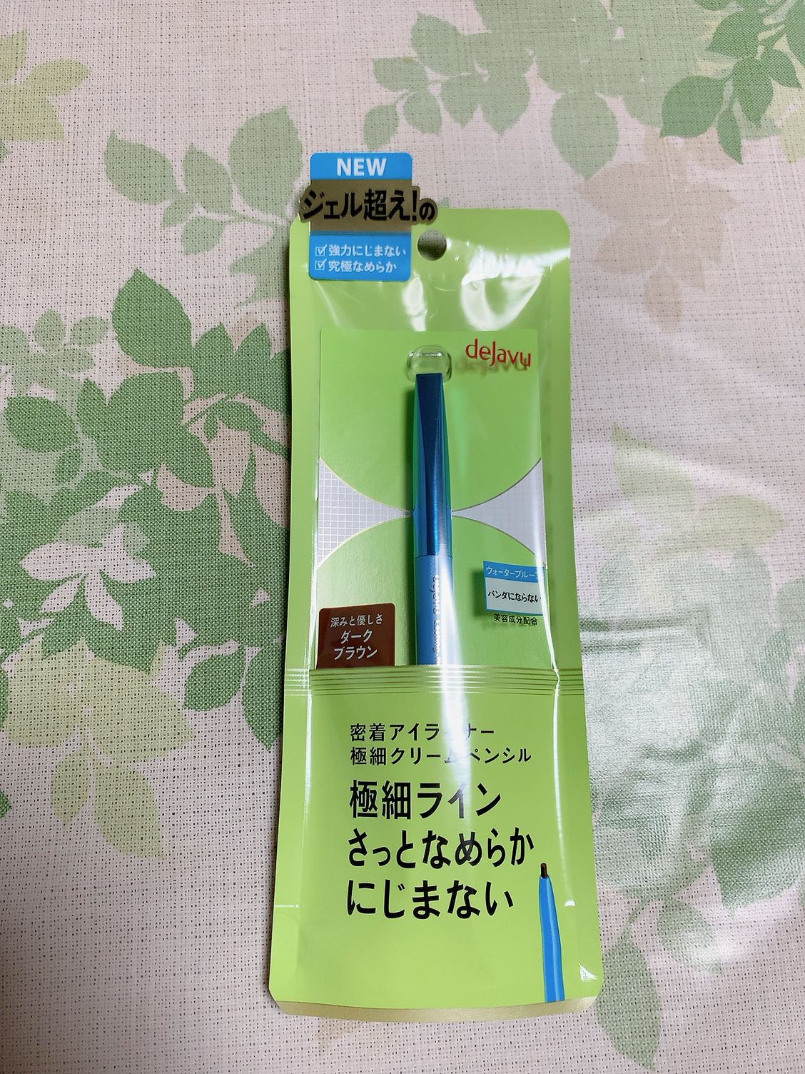 

◯デジャヴュ「密着アイライナー」クリームペンシル
　ダークブラウン


⭐︎極細ラインが描ける〈1.5mm極細芯〉

⭐︎芯の強度となめらかさを両立する独自の
〈ルースピグメント処方〉

⭐︎描きたてのラインが1日続く
〈スーパーウォー