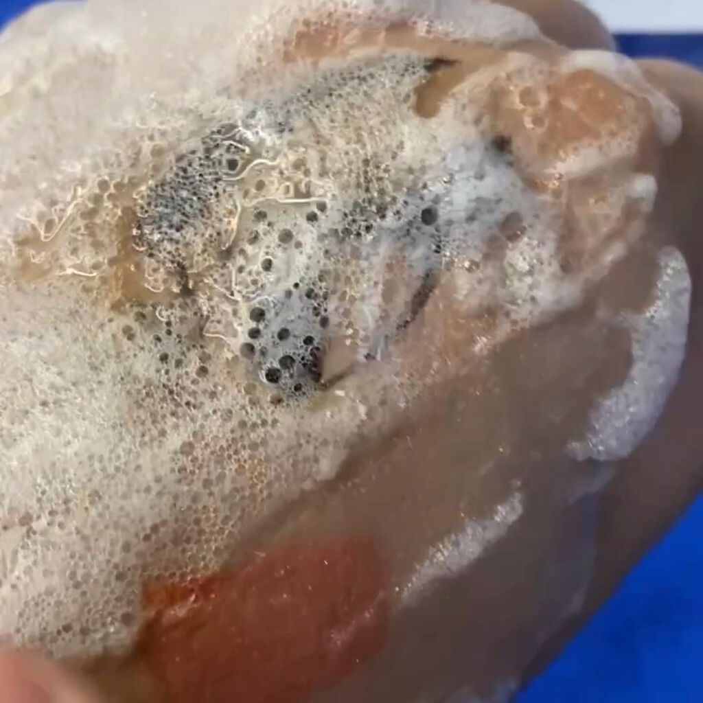 pikopiko on LIPS 「KCむきタマつるん発泡美容液クレンジング何これ!凄い面白い🤣シ..」(4枚目)