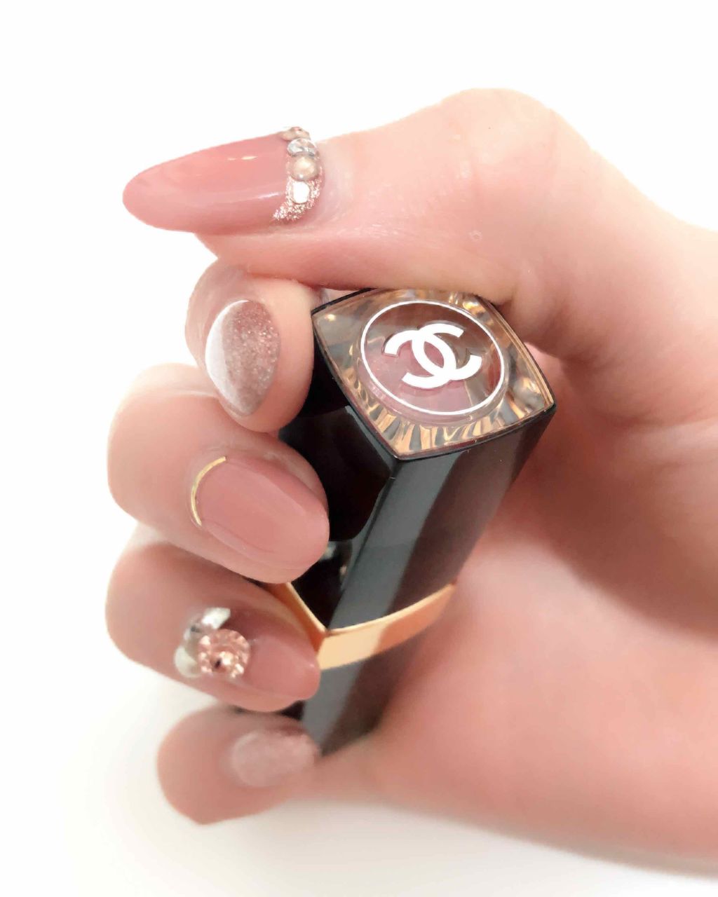 
🥀CHANEL ルージュココフラッシュ82


パッケージも上から見ると透けていて
リップの色が見えていて
めちゃくちゃ可愛いです🥰💭

ナチュラルに自分（ブルベ）の唇に馴染む色味が欲しかったので、こちらを選びました(⌯˃̶᷄ ⁻̫